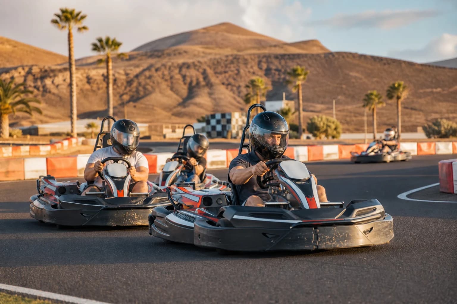 Gokartförare på en utomhusbana i södra Gran Canaria